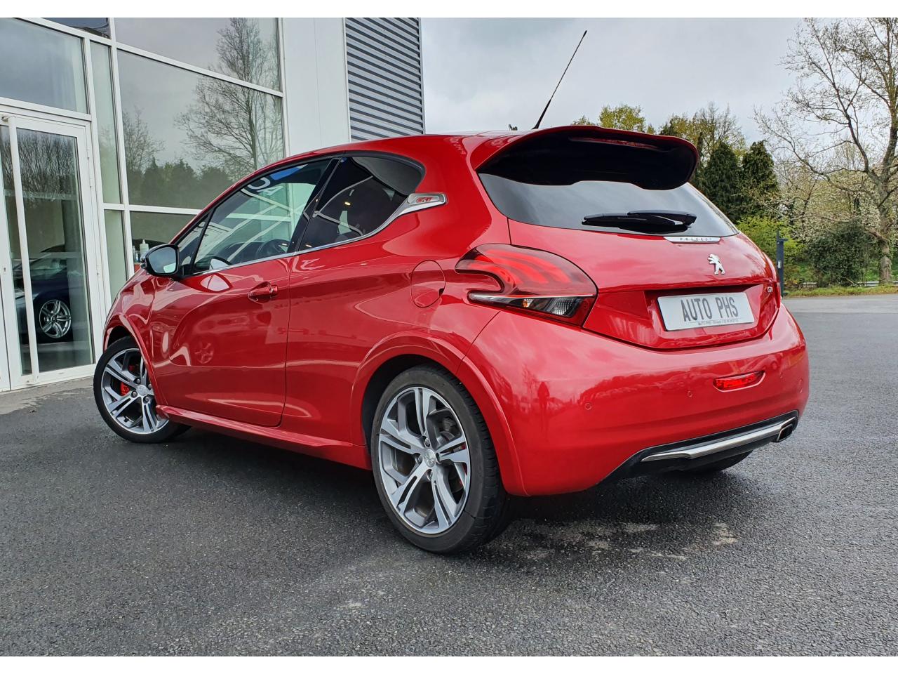 Peugeot 208 rouge I Commandez et faites vous livrer